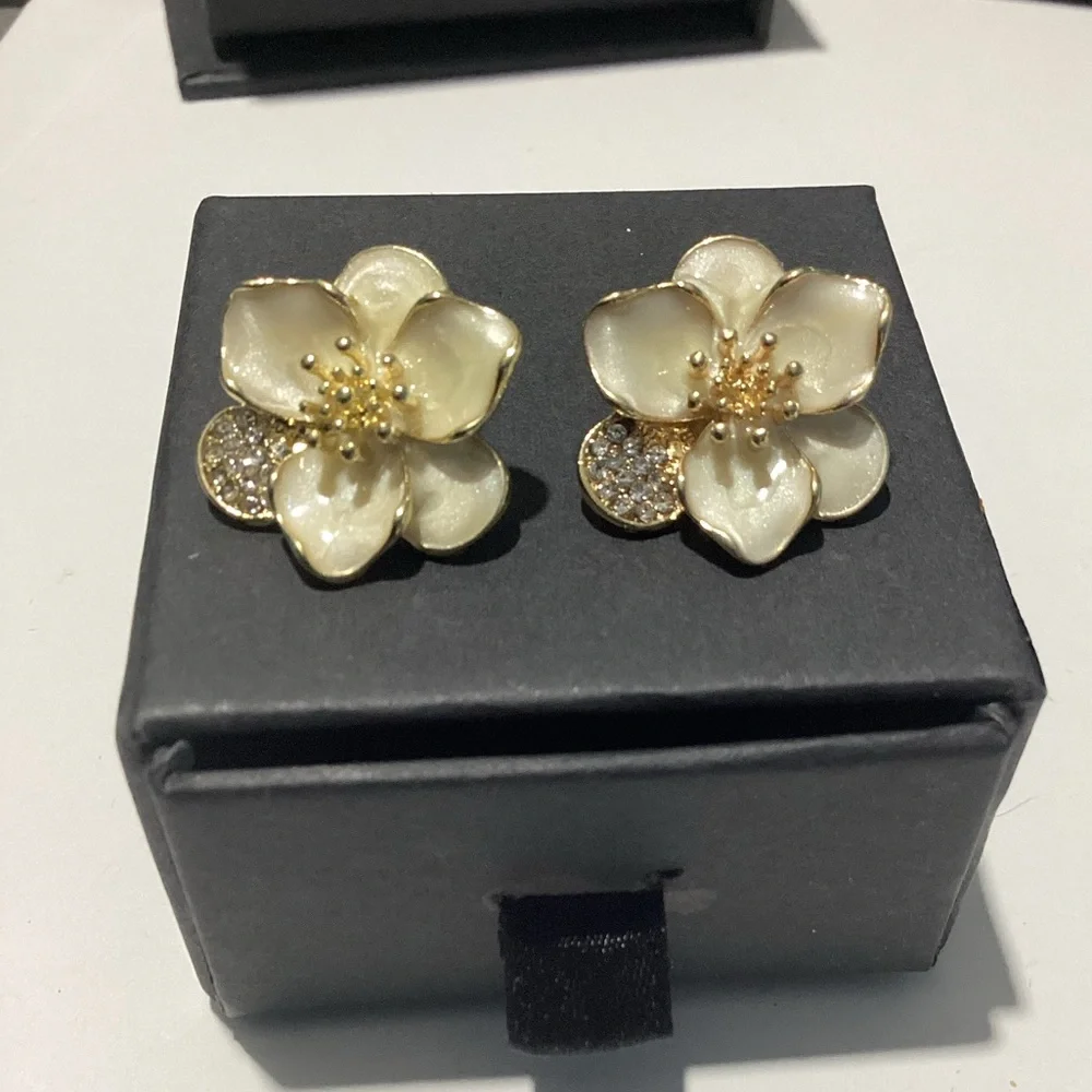 🌸GoldTone Polychrome White Hibiscus Flower Post Back Earrings
